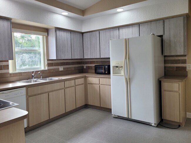 Building Photo - 3/2/2 Rental Home located centrally in Spring Hill FL 34609