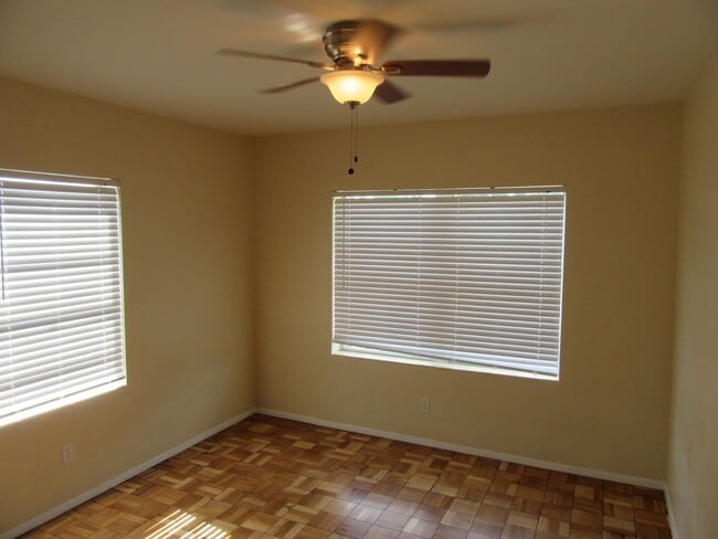 Building Photo - 807 Cherry St