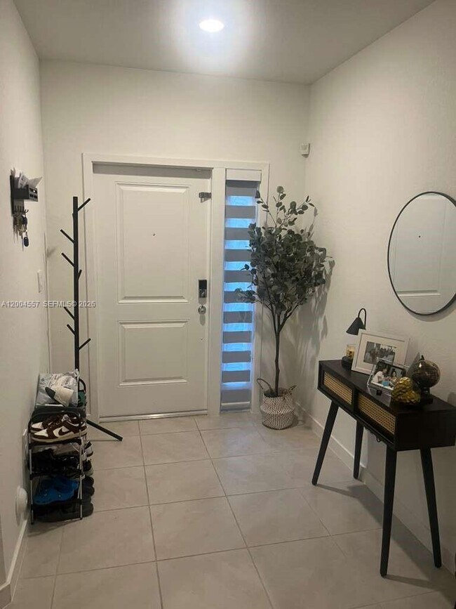 Building Photo - 1431 NE 3rd Ave