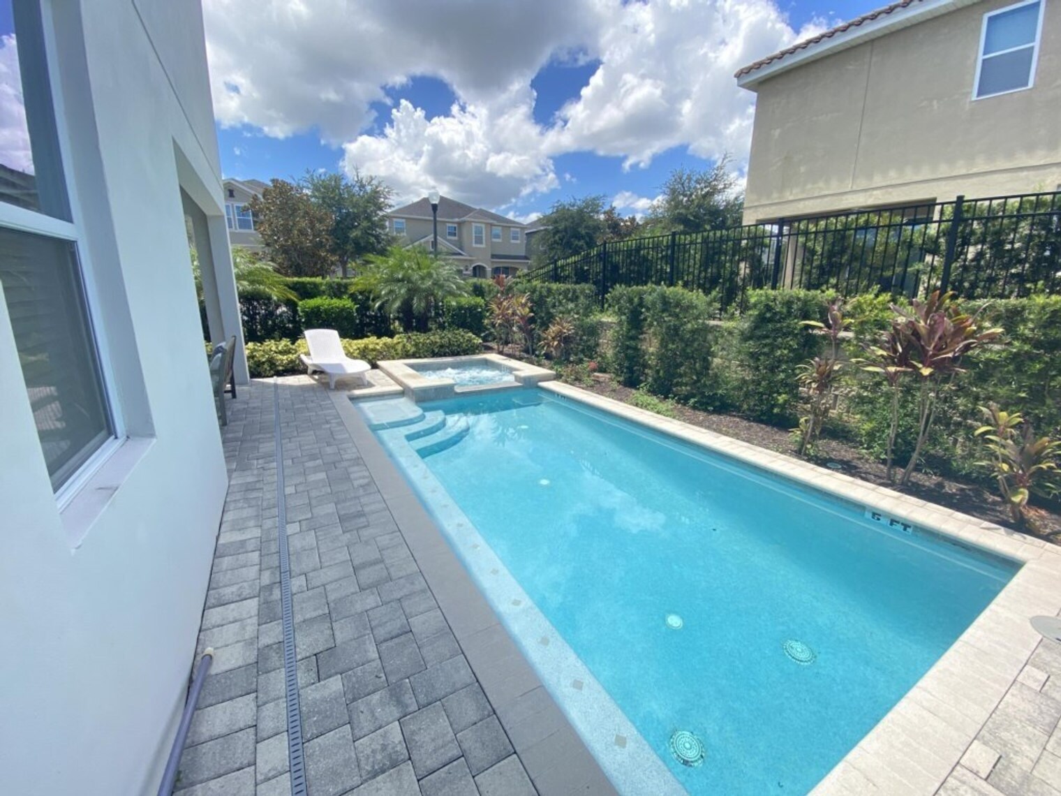 Building Photo - 350 Lasso Dr