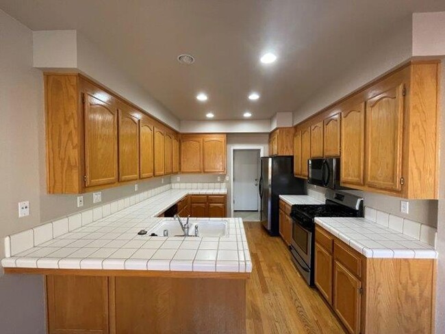 Building Photo - Clayton Beautiful 3 bedroom 2.5 bathroom w...