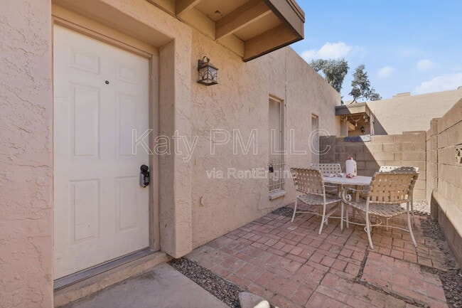 Building Photo - 231 N Robson