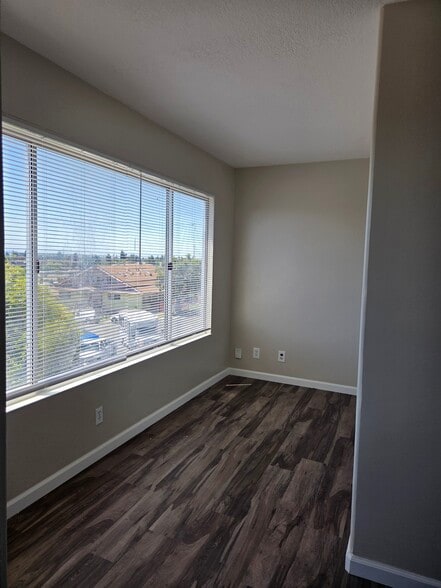 Building Photo - 25684 Spring Dr