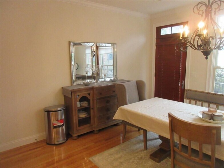 Building Photo - 270 Waterman St