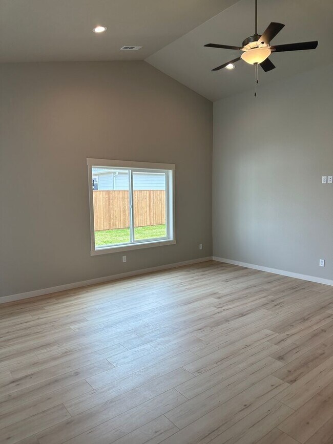 Building Photo - Newer Home in Culdesac