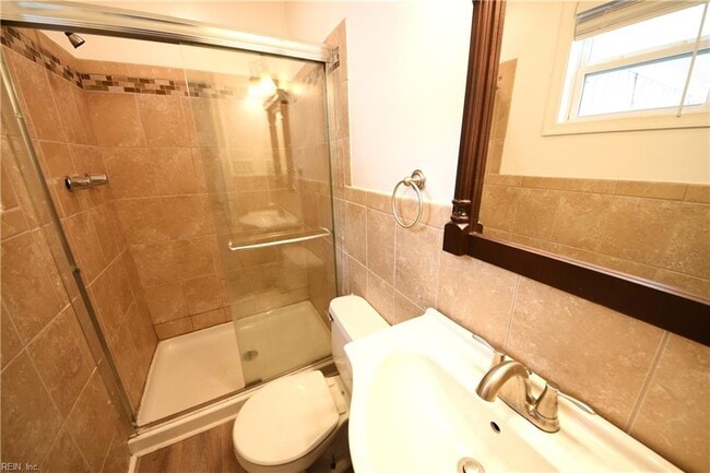 Building Photo - 823 Brentwood Dr