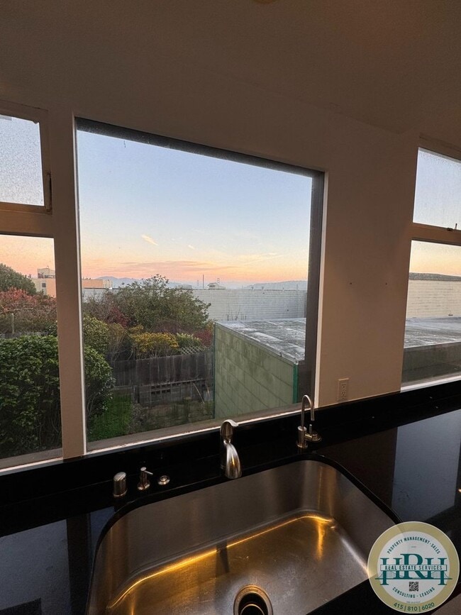 Building Photo - Tranquil & Spacious 2 BR|1 BA Condo in the Central Richmond District