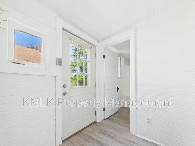 Building Photo - 701 Kling St