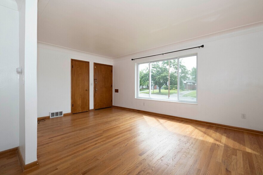 Building Photo - 3174 Sherbrooke Rd