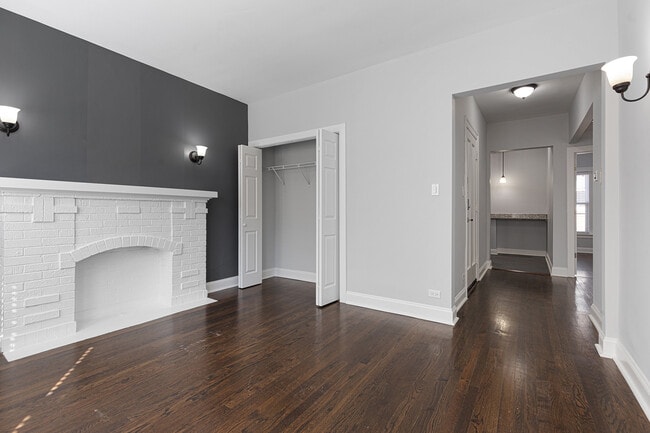 Building Photo - 1104 W Glenlake Ave