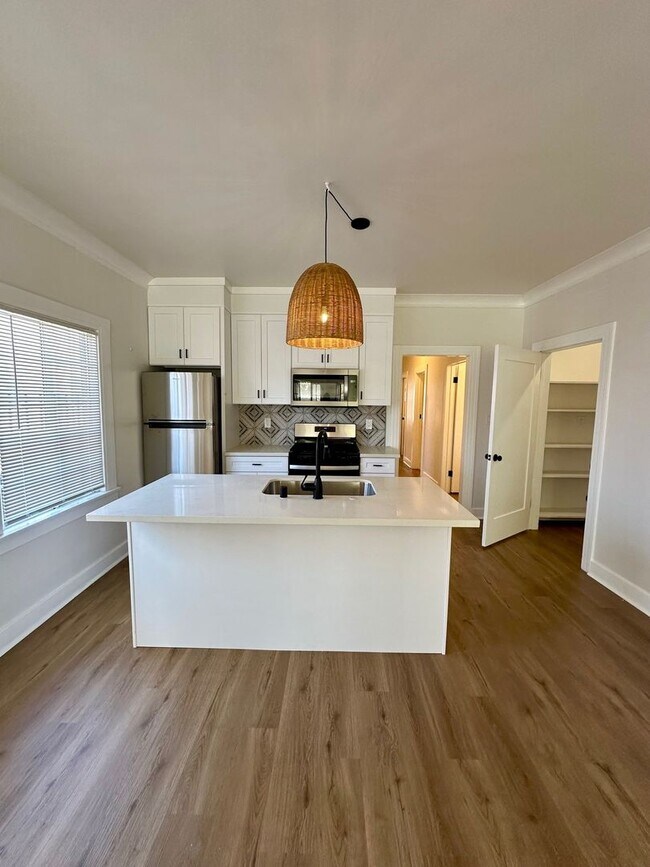 Building Photo - Nestled in the vibrant heart of Los Angeles, CA. This 2 Bedroom 2 Bath Won't Last Long!