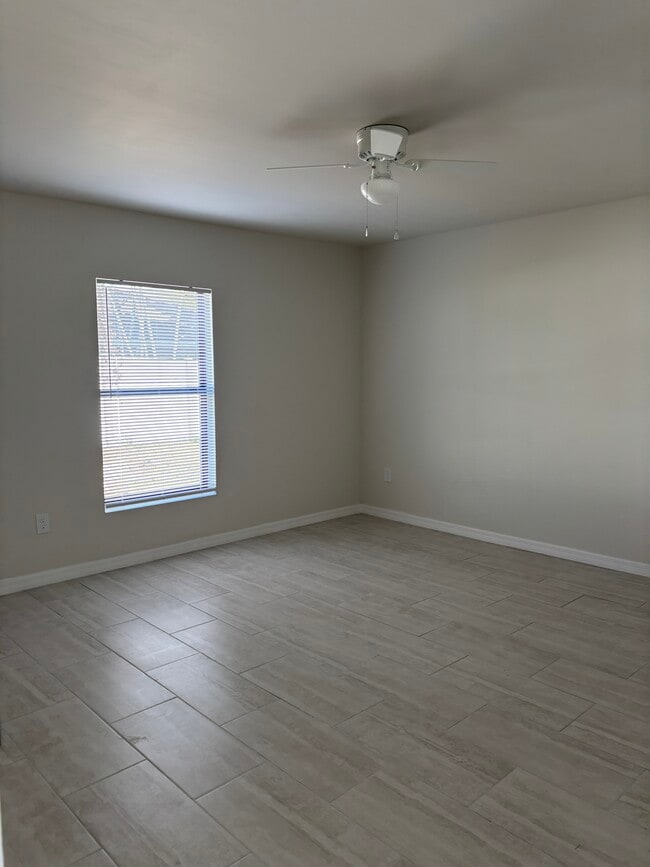 Building Photo - 1045 SE 11th Terrace