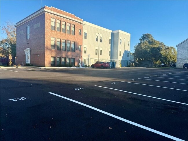 Building Photo - 1624 Lonsdale Ave
