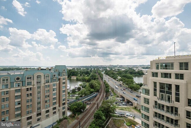 Building Photo - 1331 Maryland Ave SW