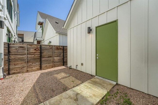 Building Photo - 2513 Philomena St