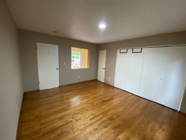 Building Photo - 835 17 Mile Dr