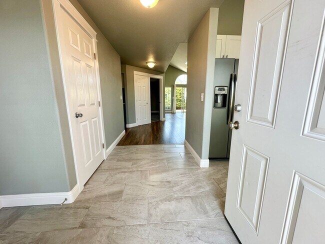 Building Photo - Bright & Spacious 3 Bed / 2 Bath - Gorgeou...