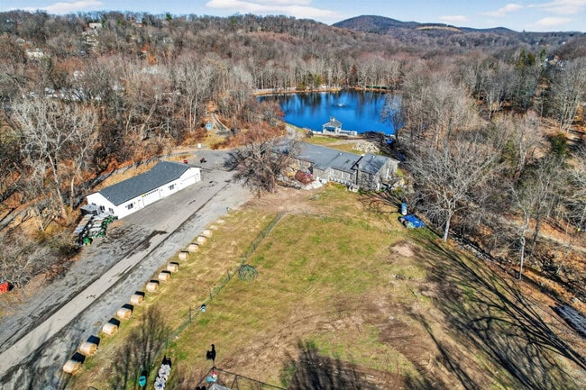 Building Photo - 443 Clove Rd