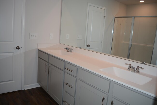 Building Photo - 840 Bellewood Gardens Dr