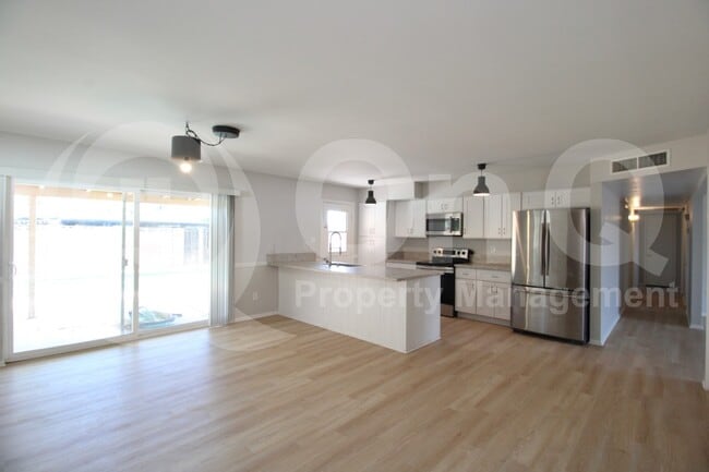 Building Photo - 537 E Laguna Dr
