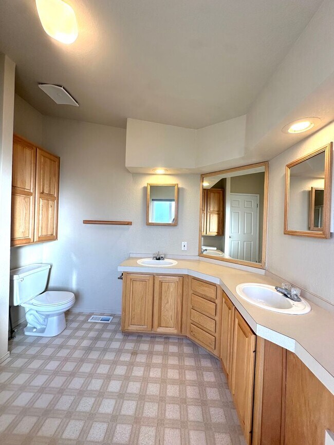 Building Photo - Light & bright single level home in NE Bend!