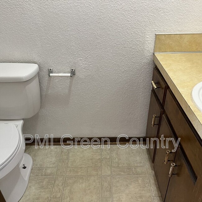 Building Photo - 404 E Redwood St