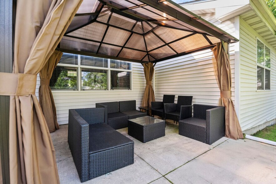 Building Photo - 784 Long Island Cir