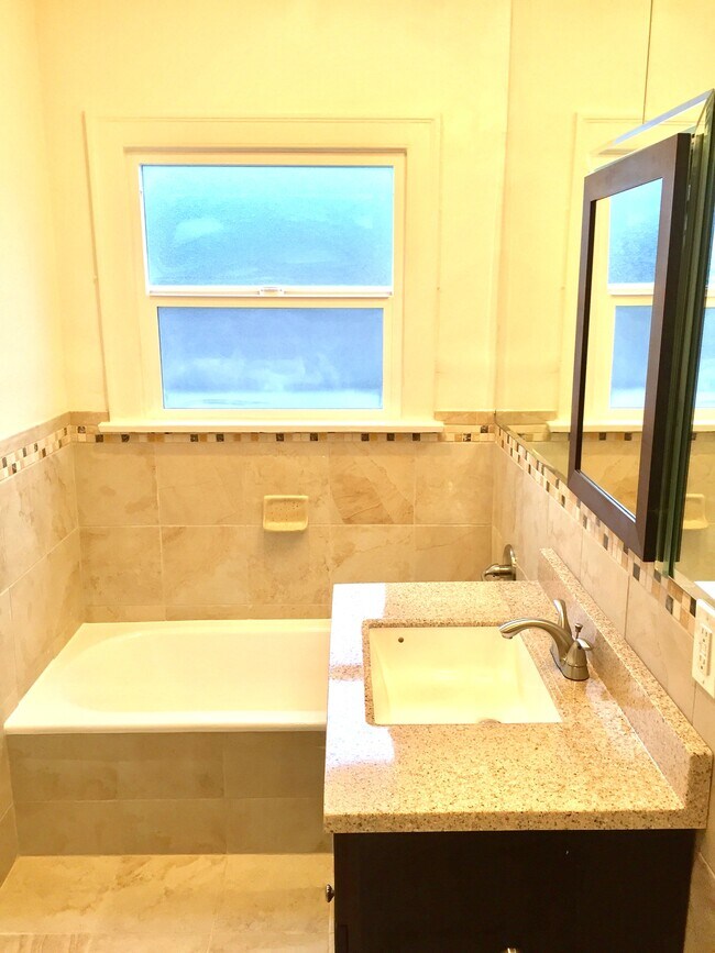 Building Photo - 1106 S Doheny Dr