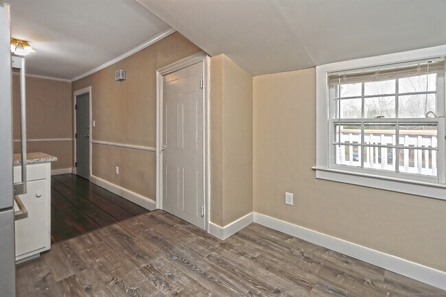 Building Photo - 562 Amity Rd