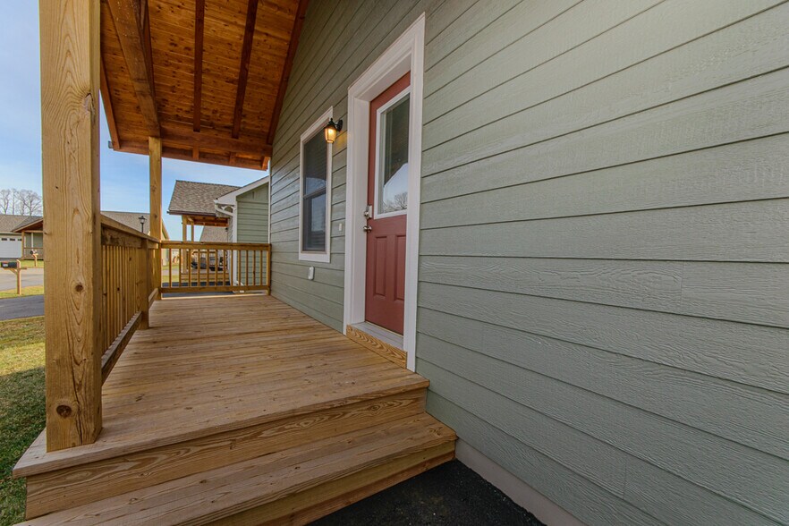 Cozy front porch - 586 Townhomes Pl