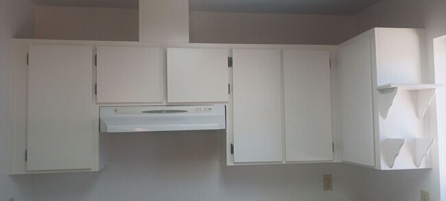 Building Photo - Three Bedroom w/ Fireplace and large back yard!