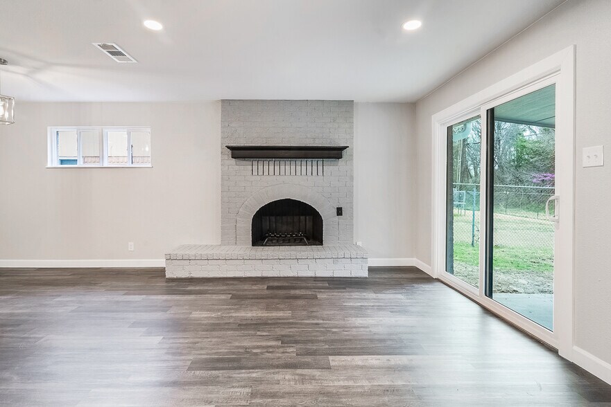 Building Photo - 813 S Valentine Dr