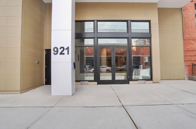 Building Photo - 931 Madison St