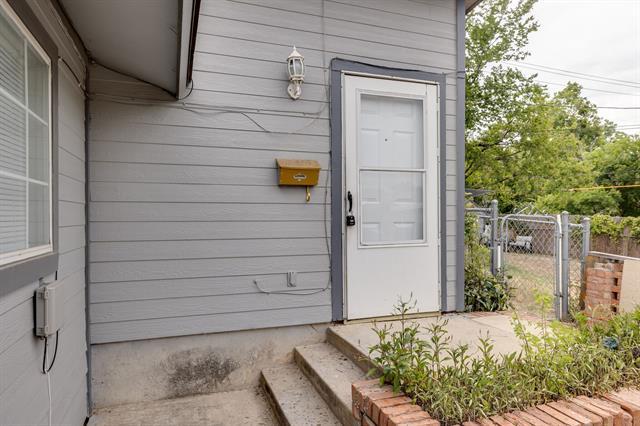 Building Photo - 5320 Lovell Ave