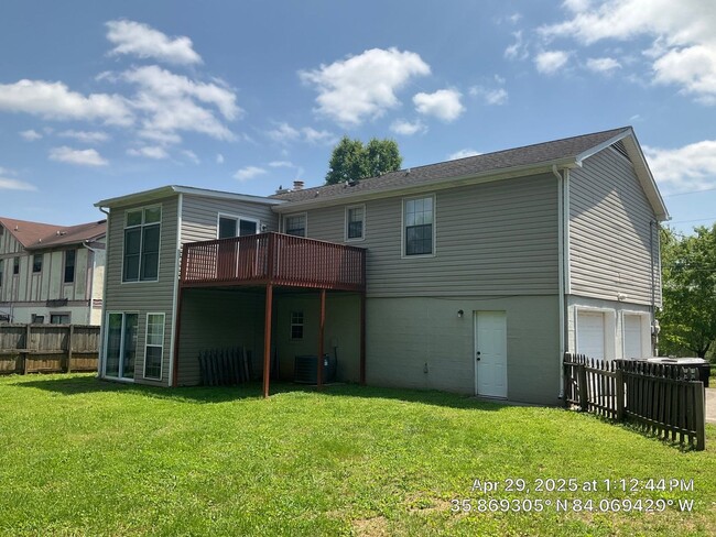 Building Photo - 3 Bedroom / 2.5 Bath House Available Now