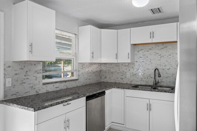 Building Photo - Cute 3/2 home in Orange Park
