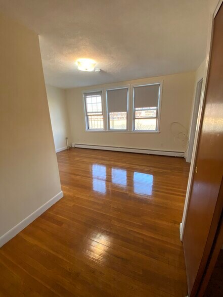 Primary Photo - 164 N Beacon St