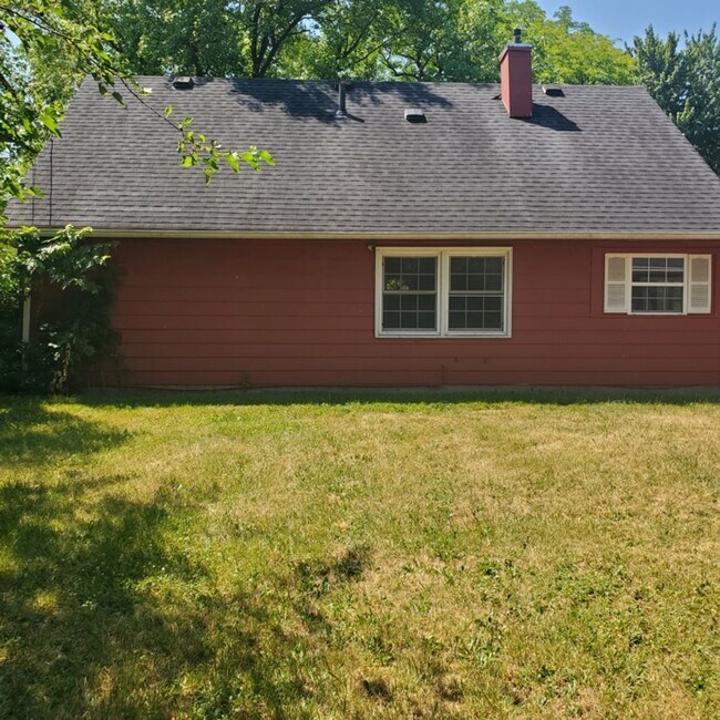 Building Photo - 3 bdrm Bungalow House For Rent!!!