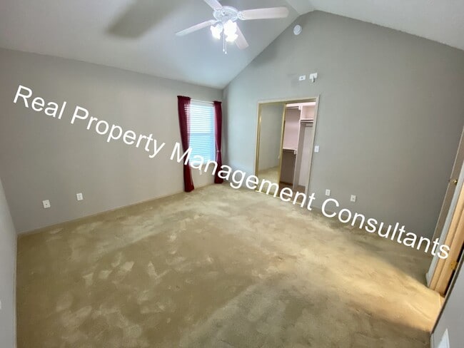 Building Photo - Updated 2 Bedroom Townhome