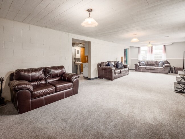 Building Photo - 123 E Alcott Rd