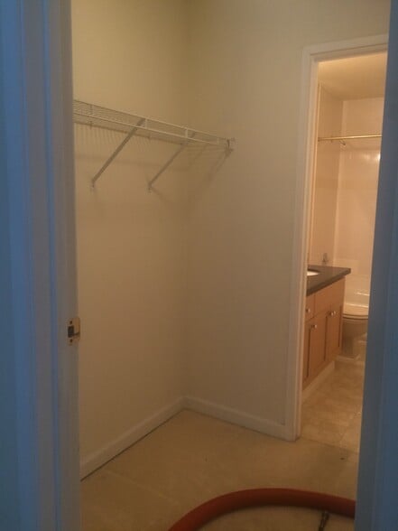 Master walk-in closet - 10424 NE 32nd Plz