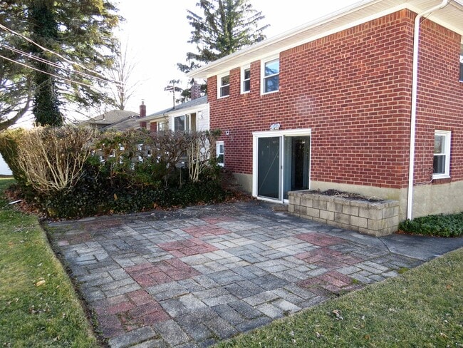 Building Photo - Large Split Level