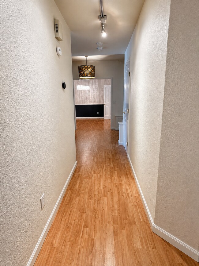 Building Photo - 8036 Glenbar Way