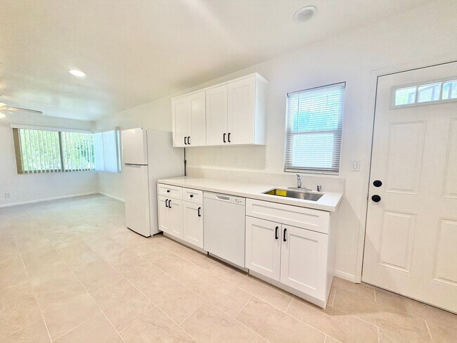 Building Photo - AVAILABLE NOW!! Studio Apartment in Palm Springs!