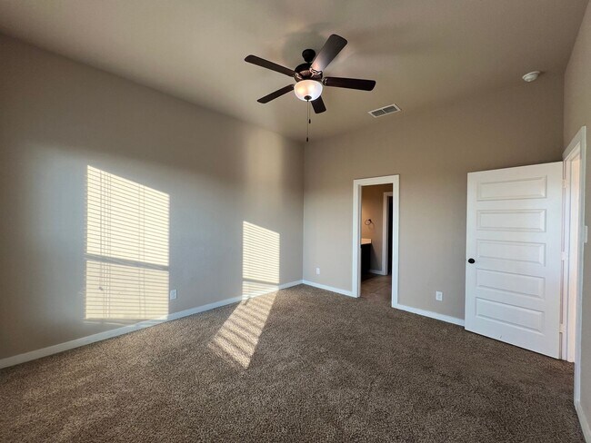 Building Photo - Luxury 3 Bed-2 Bath Duplex in NBTX!