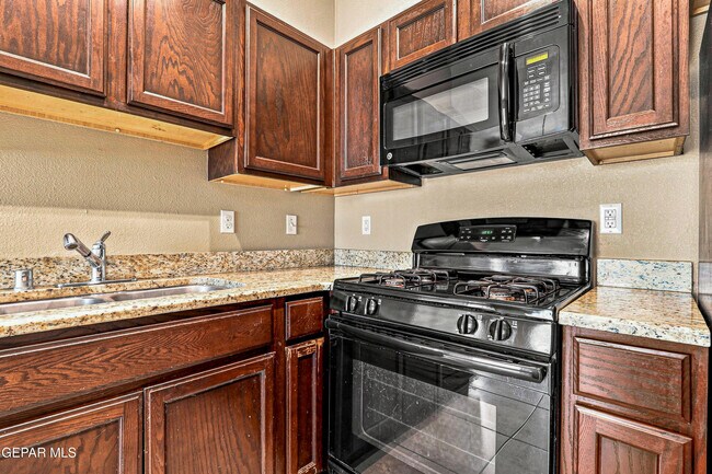 Building Photo - 7008 Faxon Dr