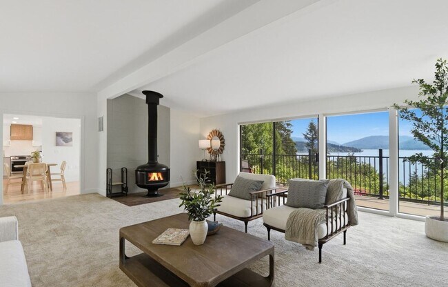 Building Photo - Peaceful home retreat with lake view