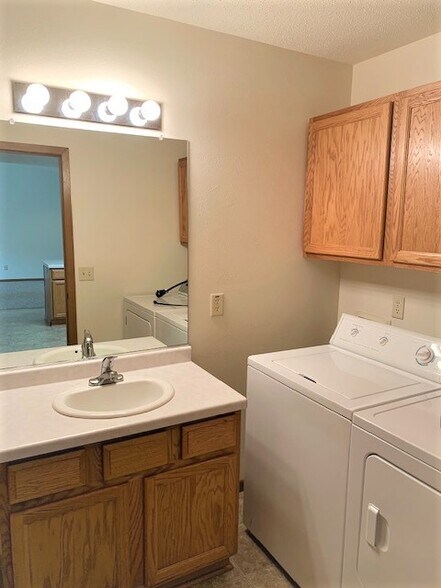 Building Photo - 851 E Prairie Ln