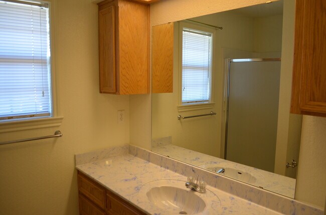 Building Photo - 910 Rebecca Ln