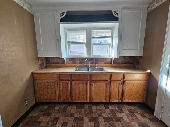 Building Photo - 914 18th Ave